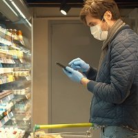 Торговая организация вправе вызвать полицию и не обслуживать покупателя при его отказе использовать маску и перчатки